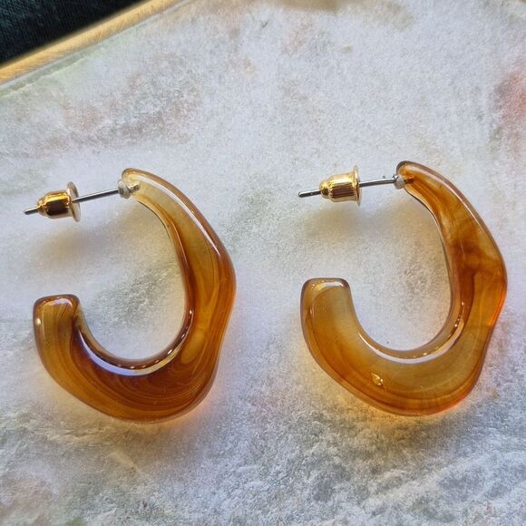Fashion Jewelry Light Tan Clear To Dark Ombre Curved Earrings - Picture 1 of 6